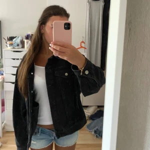Jeansjacka  - Svart/mörkgrå jeansjacka💓 kommer tyvärr inte till användning. Fint skick
