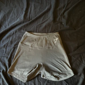 gymshark shorts - Säljer dessa träningsshorts då jag inte gillar att träna i shorts! Grå, snygga och i gott skick! Fler bilder kan skickas vid behov😁