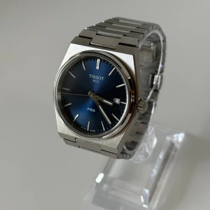 Tissot PRX - • Modell: Tissot PRX • Storlek: 40mm • Referens: T137.410.11.041.00 • År: 2024 • Skick: Mycket Bra • Medföljer: Fullset