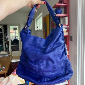 Cool väska🌟 - En blå/lila handväska med guldiga detaljer i äkta läder. 🙌Fint skick!!💓