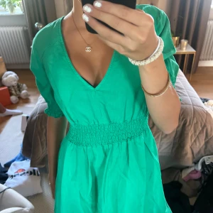 Sommarklänning  - Supersöt sommarklänning från Zara. Slutsåld. 