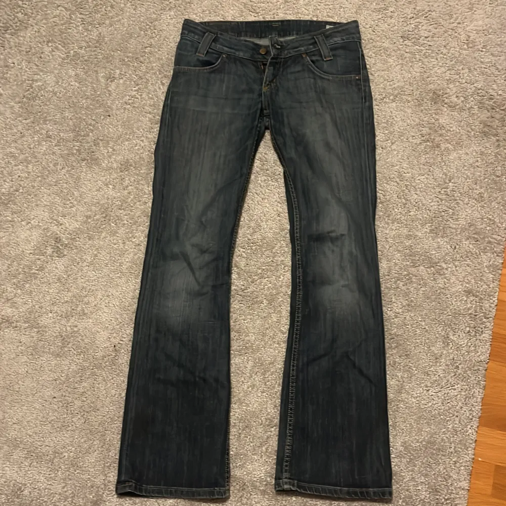 Skitsnygga jeans från Lee som tyvärr har blivit för små! W29 L33 och skulle säga att det ungefär är storlek 36 i ”eu storlek”. Kan nog även passa 34. Pris kan diskuteras vid snabba svar💕. Jeans & Byxor.