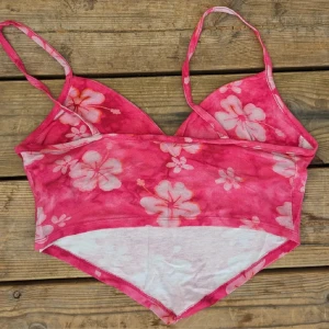 Rosa topp - Rosa blomtopp från bershka i stl XS, jättesöt och passar perfekt till sommaren💕