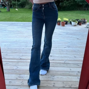 Blåa jeans - Säljer dessa blå high waist byxorna från pull and bear. Är 166/167 och de är lite långa så passar även någon som är något längre❣️