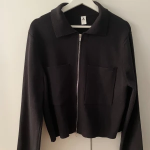 Kofta/jacka  - Kofta/jacka från Åhléns, knappt använd. Storlek: S