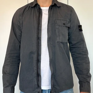 Stone Island jacka - Gott skick med reservation för fläck baktill. Går säkert att ta bort med fettbortagningsmedel. Storlek L. Nypris 4000 kr.
