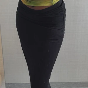 Kjol från Gina Tricot  - En super fin och skön kjol från Gina Tricot! Har använt den ca 2 gånger och är fortfarande fin😍! Kontakta för mer information <3