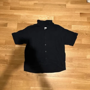 Linne skjorta - En mycket fin linne skjorta som jag inte andvänt mycket, storlek M, mörk blå, jätte najs material, lätt, och skön att ha på sig✌🏼