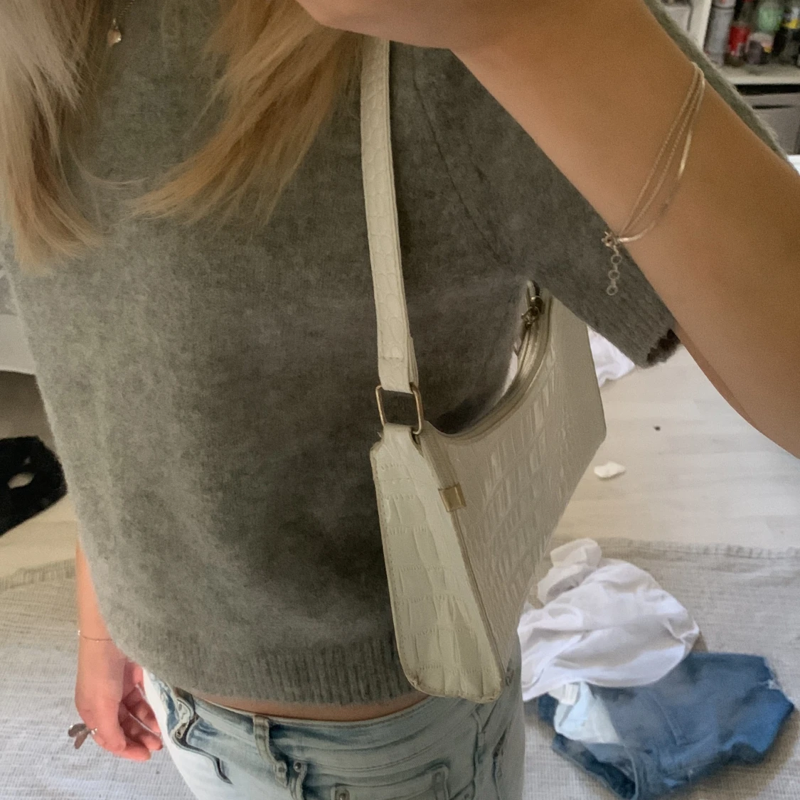 Vit handväska med krokodilprint - 90