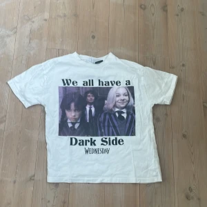 Wednesday tshir - Storlek 152 vit wednesday tshirt  Från zara pris 100 kr kan förhandla ❤️😍🥰