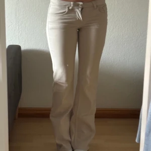 beiga lågmidjade bootcut jeans - säljer dessa PISS SNYGGA jeansen då dom är alldeles för tighta på mig, dvs för små i midjan. de är i mycket bra skick, endast använda ca 3-5 ggr! älskar dessa!