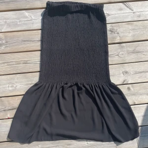 Lindex- svart mermaid kjol - En jätte fin mermaid kjol ifrån Lindex. Bra att ha på sommaren men kommer inte t användning längre. Storlek xs men väldigt stretchig så kan passa s och m❣️