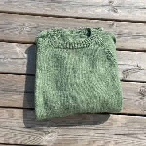 Grön stickade tröja - Jättefin stickade tröja. Storlek S/M. Säljer då den inte kommer till användning 💗