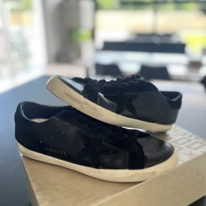 Golden Goose sneakers - Golden Goose - black super star i storlek 43,  men passar en halv storlek större och mindre.  Skick: 8/10 Nypris: 5288kr Mitt pris: 1900kr  Vid eventuella frågor tveka inte att skriva, mvh Matteus