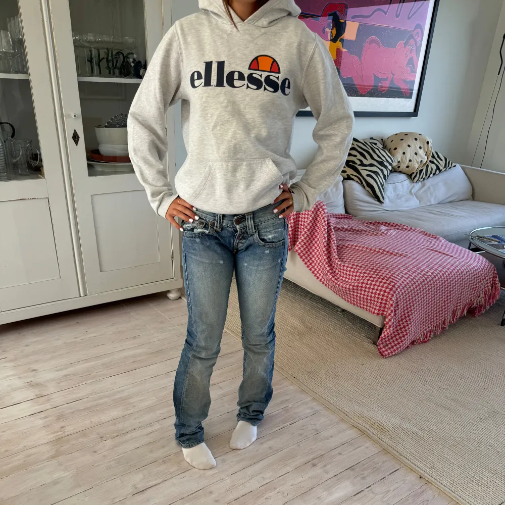 Fin ellesse hoodie som tyvärr är för liten för mig nu❤️ köpt på kidsbrandstore för ca 800 kr. Hoodies.