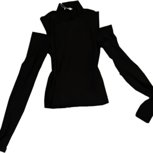 Svart tröja  - Säljer denna superfina tröja med hål i axlarna. Knappt använd så i bra skick🖤