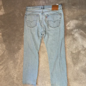 Levis jeans - Säljer ett par Levis 501 i nyskick! Storlek: W36 L32 Nypris ≈ 1000 kr Hör av dig för frågor 