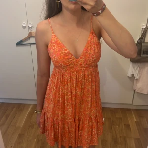 Sommar klänning😍💓 - Säljer denna jättefina klänning som tyvärr blivit för kort för mig! Den ser orange ut på bilden men är mer rosa enligt mig💓 Super bra skick!!