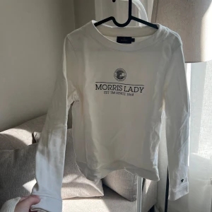 MorrisLady sweatshirt  - Fin Morris Lady sweatshirt i 100% bomull. Vit med svarta detaljer🫶🏼 I väldigt bra skick! Storlek S, men något liten i storlek så skulle säga att den sitter som en XS🤍
