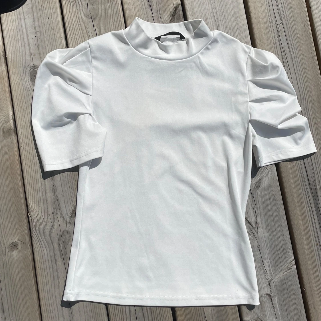 Vit tröja med puffarmar 