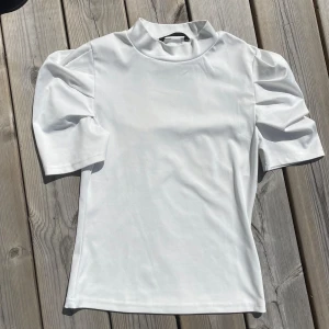 Vit tröja med puffarmar  - Jätte söt vit tröja med lite puffiga armar. Den är storlek xs men passar även s. Använd fåtal gånger.