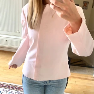 Ljusrosa kavaj - Läcker ljusrosa la rochelle  sommar kavaj i viskos/bomull. Strl 42. Knappt använd i skick som ny.