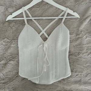 Gullig topp - Super söt virkad topp, endast använd vid enstaka tillfälle och har tyvärr blivit för liten därför säljer jag den nu.💗