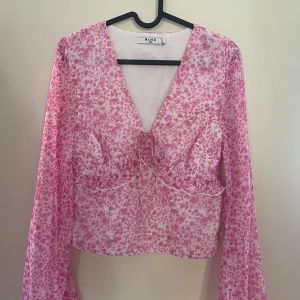 Nakd blus - Perfekt blus till fina tillfällen. Använd en gång så den är som ny inga defekter. 