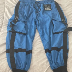 Blå byxor - Jag skulle säga att klädstilen är en klädstil som påminner lite om klädstil för killar men tjejer kan ha också.