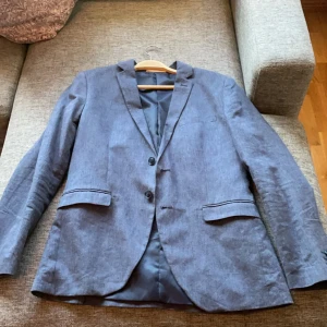 Kostym  - En kostym från Jack and Jones som är använd 1 gång det finns inget märke eller något är som ny      Nypris 1800kr Är storlek 48
