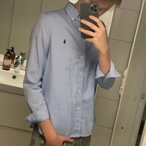 Ralph Lauren skjorta - Den har lite fläckar går säkert bort i tvätten. Skick 8/10 