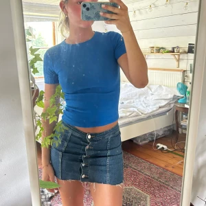 tight mörkblå t shirt - en supersöt t shirt i mörkblå som sitter som en smäck🌊faller mig inte riktigt i smaken längre så tänker någon annan får mer nytta av den! är i strlk xxs men passar mig som är en s😋