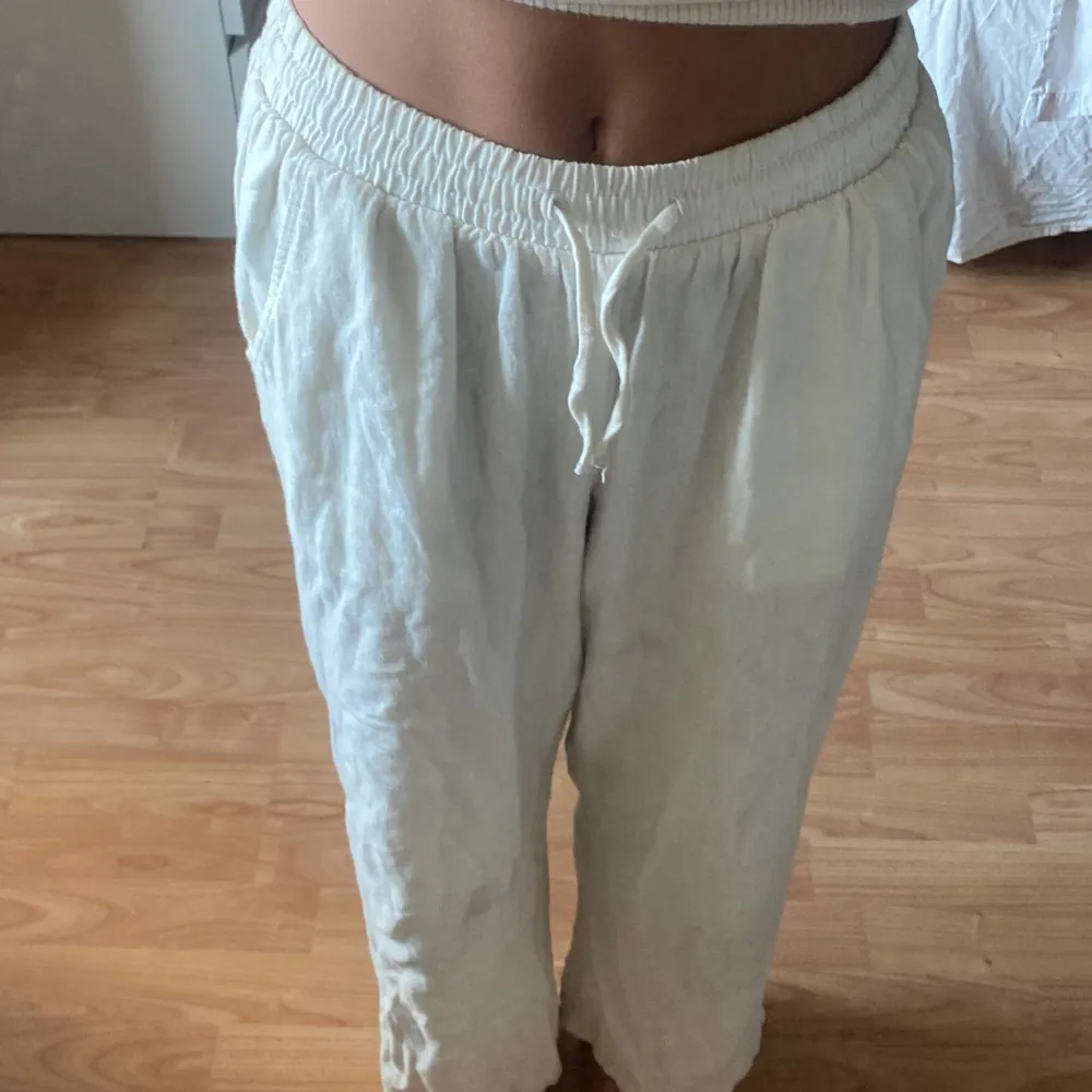 Säljer pga de blivit för små, bra skick & trendiga, perfekt till sommaren💕. Jeans & Byxor.