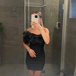 Klänning  - Super fin svart klänning som tyvärr aldrig kommit till användning med lappen kvar.😊💗