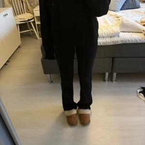 Svarta jeans  - Säljer dessa svarta jeans ifrån ginatricot i storlek 32. Sparsamt använda, inga defekter. Hör av dig vid frågor🩷