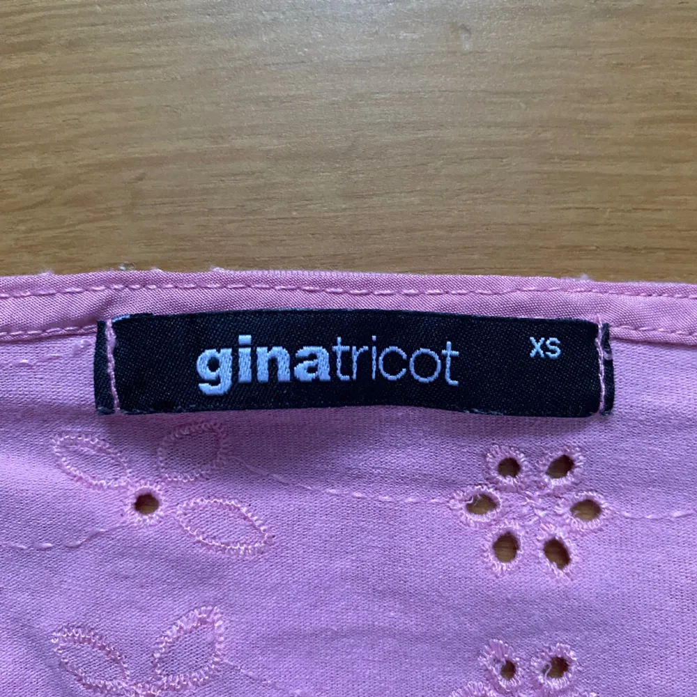 Säljer nu denna super söta topp från Gina tricot då den inte kommer till användning länge, färgen framkommer inte riktigt på kameran men den är rosa, skulle säga att den passar både mindre och större💕. Toppar.