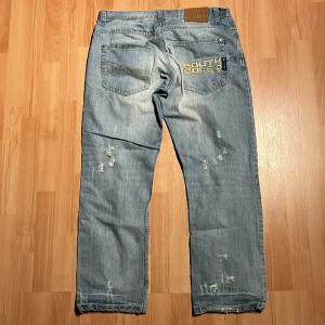 Baggy asf southpole jeans - Sjukt snygga o baggy southpoles🤤🤤🙏säljer för har ett liknande par🐊💯pris går att diskuteras🚯Mått —> Ben öppning 24cm, —> Midja 48cm, —> längd 106cm