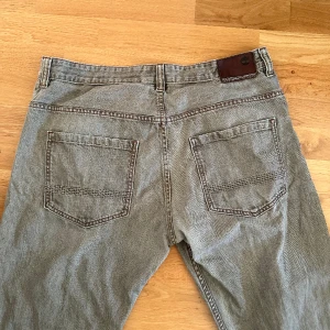 Timberland jeans - Säljer dessa skit snygga timberland jeansen!! Det är lite korta i benen och stor i midjan. Det är ljus bruna men ser ut att vara gröna. 