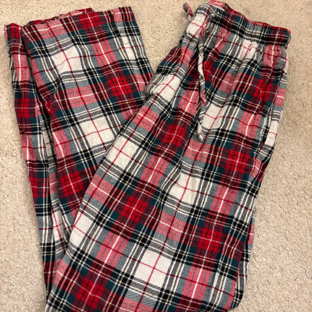 Rödvita pyjamasbyxor från cubus i strl M men passar mer S. Bra skick. Pris går att diskutera. Jeans & Byxor.