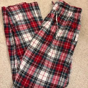 Pyjamasbyxor - Rödvita pyjamasbyxor från cubus i strl M men passar mer S. Bra skick. Pris går att diskutera