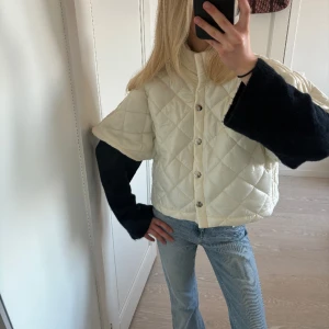 Cape/ kortärmad jacka  - Helt sjukt snygg cape/ kortärmad jacka som är köpt secondhand och det står tyvärr inget märke i den:(💕 fint skick och är sparsamt använd 