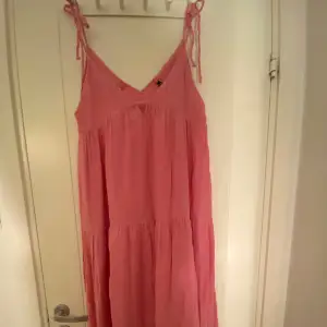 Säljer denna söta rosa klänning från Zara som e perfekt nu till sommaren🩷🩷säljer pga inte min stil🩷