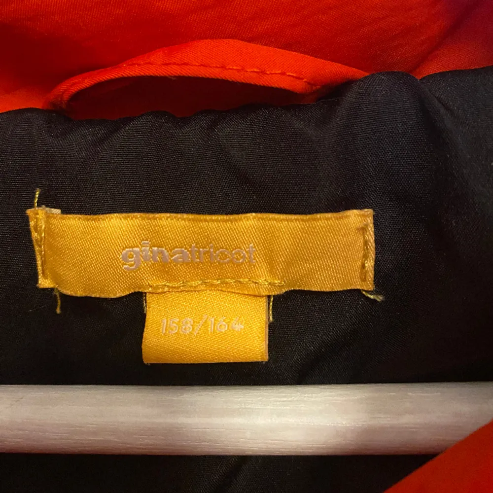 Röd puffer jacka från Gina tricot säljes pga att den inte kommer till användning. Storlek 158/164. Inga defekter/ fläckar. Ordinarie pris: 500 kr kom privat för frågor/ fler bilder🥰. Jackor.