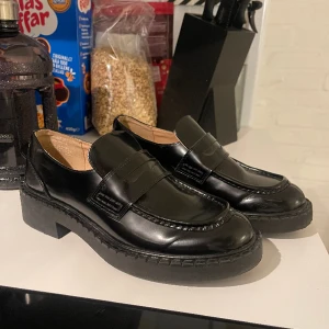 Skor - Från H&M. Fint skick! Frakt tillkommer!