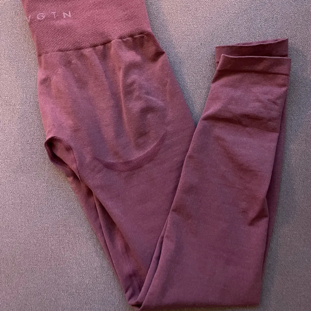 ”Pastel pink contour seamless leggings” från NVGTN. Använda ett par gånger men fortfarande fint skick. Säljer pga av de blivit för små.  Nypris: 595kr + frakt. . Jeans & Byxor.