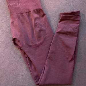 ”Pastel pink contour seamless leggings” från NVGTN. Använda ett par gånger men fortfarande fint skick. Säljer pga av de blivit för små.  Nypris: 595kr + frakt. 