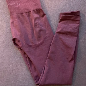 NVGTN tights - ”Pastel pink contour seamless leggings” från NVGTN. Använda ett par gånger men fortfarande fint skick. Säljer pga av de blivit för små.  Nypris: 595kr + frakt. 