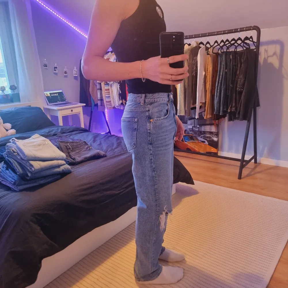 High waist denim jeans från ginatricot i storlek 38 med öppna hål på framsidan . Jeans & Byxor.