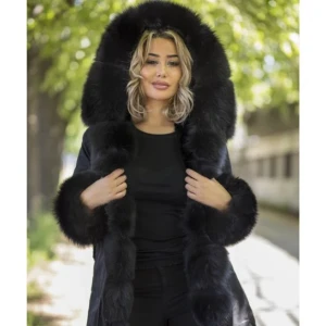 Parka jacka - Säljer nu min parka med fuskpäls bra skick men kommer ej till användning då jag har en ny jacka kunden står för frakten då priset redan är väldigt billigt 