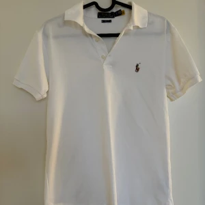 Ralph Lauren piké  - Pikétröja från Ralph Lauren som endast använts ett fåtal gånger. Säljs då de blivit för liten för mannen.  Storleken är S ”slim fit” på alla tre men väldigt liten i storleken.  Säljs för 350kr  Ord pris: 1199kr 